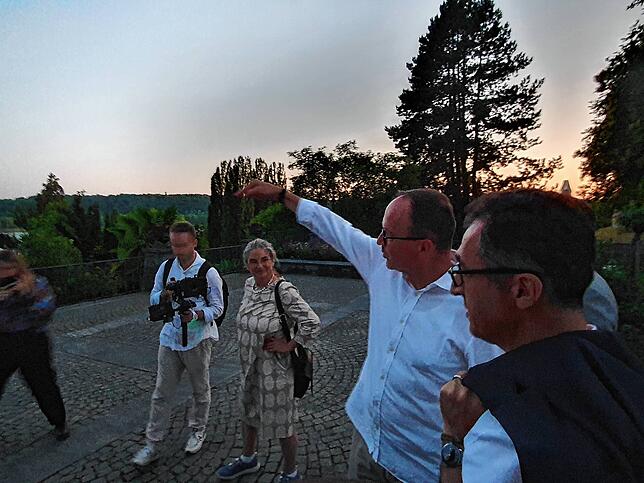 Der Konstanzer OB Uli Burchardt gibt Cem Özdemir am Samstagabend auf der Mainau eine kleine Gebietseinweisung.