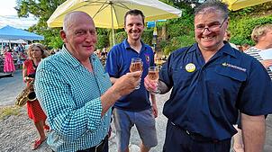 Bei dem Wetter und dem Wein haben sie gut lachen: Siegfried Willibald, stellvertretender Bürgermeister, Winzer Mathias Bernhard und ...