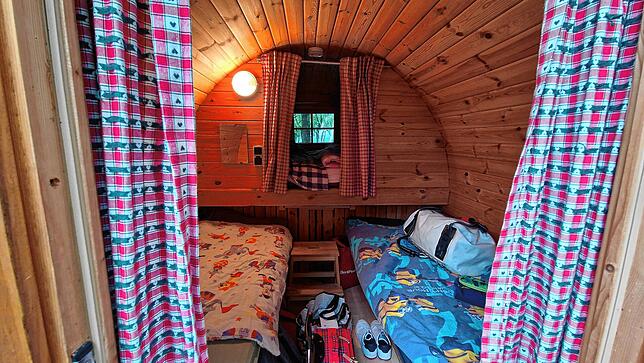 Auch das ist gemütlich: So sieht es im Inneren eines Schlaffasses auf dem Dingelsdorfer Campingplatz aus.