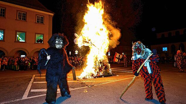 Bild : Fasnacht 2025 in Konstanz: So erlebt der Stephansplatz das flammende Spektakel