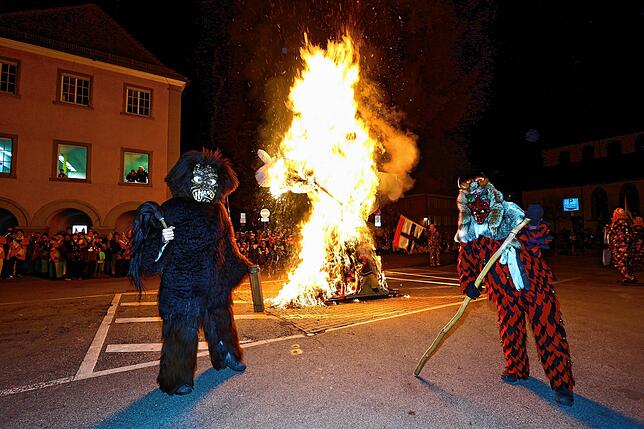 Bild 1: Fasnacht 2025 in Konstanz: So erlebt der Stephansplatz das flammende Spektakel