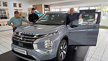 Drei Generationen im Donaueschinger Autohaus Erndle mit dem brandneuen Mitsubishi Outlander. Seniorchef Walter, Mechatroniker Fabian und ...
