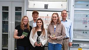 Die Studentinnen Marlena Haag, Selin Yavuz und Anna Kraus (vorne, v.l.) haben ein einmaliges Projekt initiier, betreut Professor Jörn ...