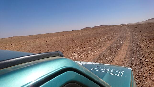 Nichts als Staub und Geröll sehen die beiden Rallyefahrer, seit sie auf dem afrikanischen Kontinent angekommen sind.