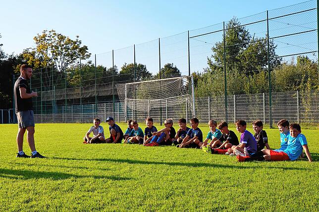 Bild 1: Endlich wieder auf dem Fußballplatz! Auch die Jugendfußballer des SV Allensbach  starten wieder in die Saison