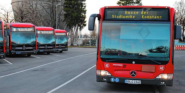 Rechts ein klassischer Diesel-Bus, links die elektrischen Modelle.