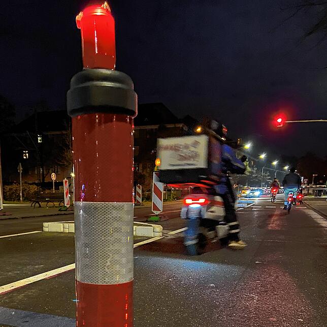 Die Autos hält der Pfosten erfolgreich ab, Motorroller dagegen nicht. Die Fahrradstraße ist auch für sie tabu, was diesen Boten eines ...