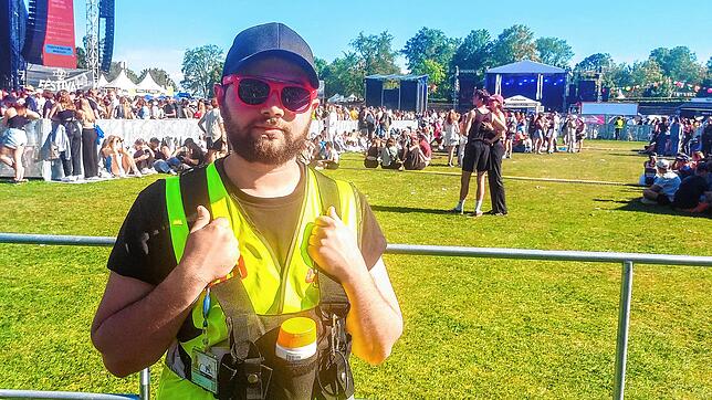 Hat als Security-Mann einen guten Job auf dem Campus-Festival gefunden: Lukas Traub bei seinem Einsatz an der Charivari-Bühne.