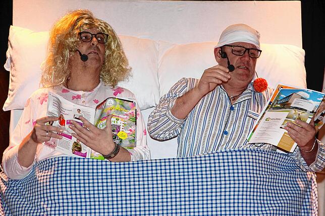 Martin Möcking (links) und Michael Egger stellten in „M und M aus M mit Bettgeflüster vor´, was ein älteres Ehepaar im Bett so alles ...