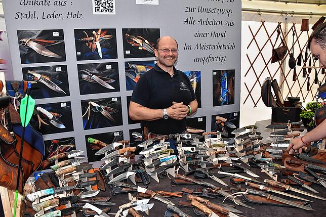 Bild 32: Ausgelassene Stimmung in Eigeltingen: Die 25. Internationale Bogen- und Messermachermesse in der Lochmühle