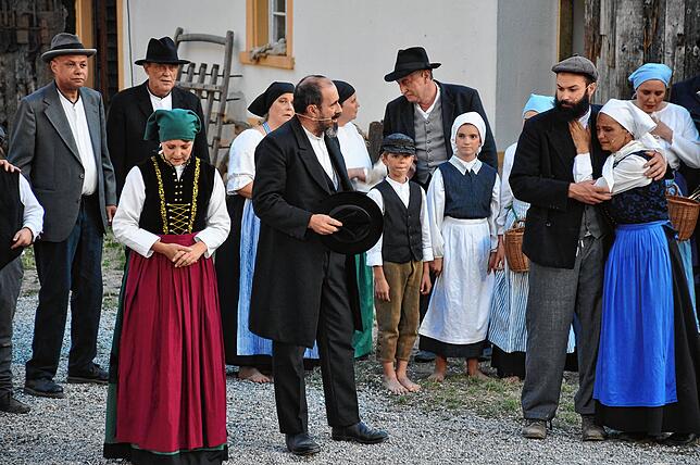 Der Bürgermeister (Andreas Gampp) und seine Frau (Andrea Gampp-Heidenreich) verabschieden die drei Auswanderer von Riedern. Foto Ursula ...