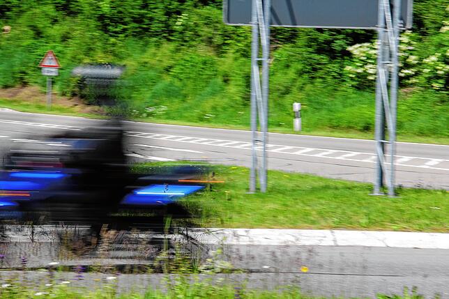 So nehmen die Anwohner die Motorräder wahr: Schnell vorbei, viel Lärm.
