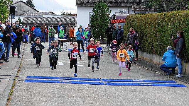 Der Start der Bambinis beim Walder Volkslauf.
