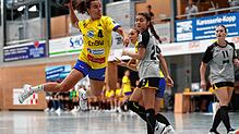 Erfolgreiche Torschützin im ersten Saisonspiel. Rahel Müller (am Ball) steuerte sechs Treffer zum 27:24-Erfolg des SV Allensbach gegen ...
