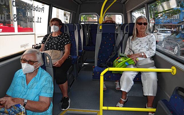 Probebetrieb Stadtbus: Als geräumig und bequem empfinden die Fahrgäste den für 20 Personen ausgelegten Bus.