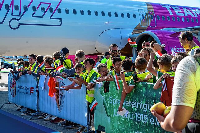 Bild 13: Ankunft der ungarischen Fußballnationalmannschaft