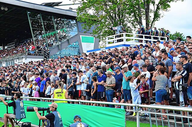 Bild 5: Pokalspiel  gegen Heidenheim: Fans feiern FC 08 Villingen trotz Niederlage