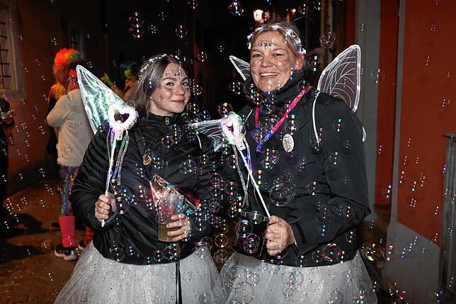 Bild 34: Konstanzer Straßenfasnacht 2025: Am Fasnachtssamstag werden Besenwirtschaften gestürmt