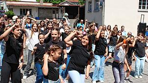 Kinder der Sport Fabrik beim Tanzen.