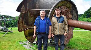 Hans-Peter Schmidt (links) und Lorenz Maurer, Vorsitzende des Fördervereins des Energiemuseums Rickenbach, vor beeindruckender Kulisse – ...