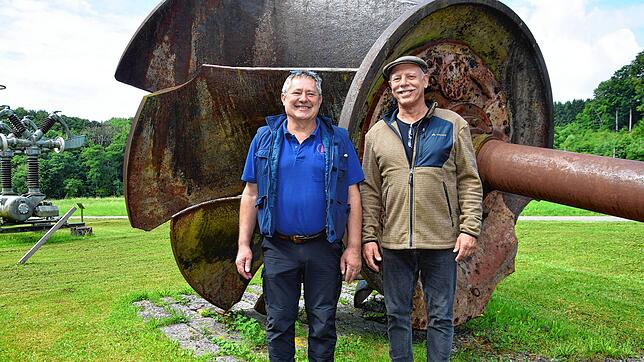 Hans-Peter Schmidt (links) und Lorenz Maurer, Vorsitzende des Fördervereins des Energiemuseums Rickenbach, vor beeindruckender Kulisse – ...