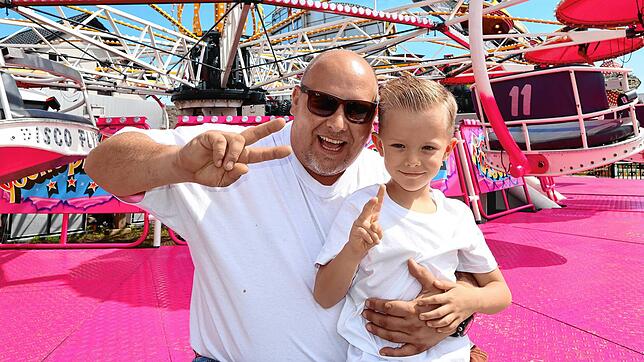 Gute Laune vor dem „Disco-Flyer“: Sven Böhm wird bei der Arbeit auf dem Volksfest in VS-Schwenningen von seinem Sohn Dean Böhm unterstützt.