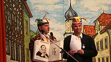 Michael Zehnle (v.l.) vom Narrengericht Stockach und Pfarrer Michael Lienhard stellen das aktuelle Stockacher Narrenbuch vor. Bild: ...