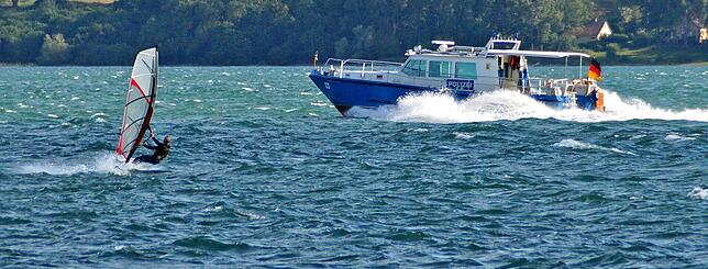 Die Wasserschutzpolizei im Einsatz auf dem See.