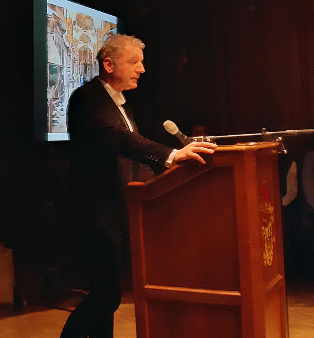 Stiftsarchivar Peter Erhart bei seinem Vortrag im historischen Ratssaaal von Überlingen.