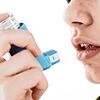Cortisonsprays sind ein wichtiger Baustein der Asthmatherapie. Asthmatiker sollten sich aber in Corona-Zeiten vorsehen. Bild: dpa