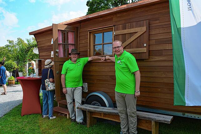 Ein Wohnwagen ganz aus Holz? Gerhard Naujoks (links) und Sohn Hauke aus dem hohen Norden machen‘s möglich.