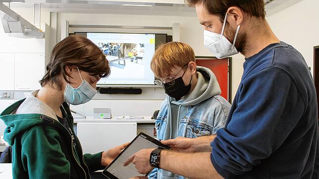In einer Physikstunde am Hochrhein-Gymnasium in Waldshut kommt auch ein Tablet zum Einsatz. Ein Großteil der Schulen im Landkreis nutzen ...