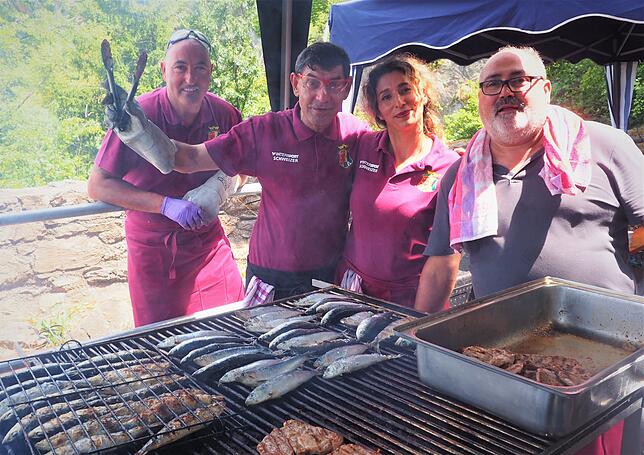 Antonio, Costinho, Susana und Max (von links) vom Centro Portugues verkauften herrlich duftende Sardinen und Gambas vom Holzkohlegrill.