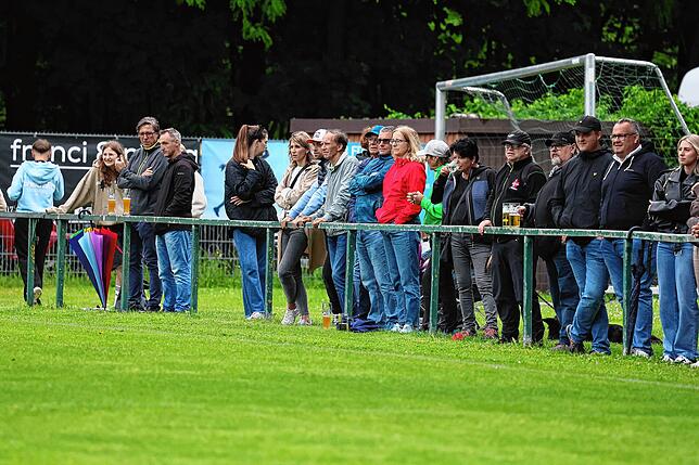 Bild 32: FC Pfaffenweiler feiert nach 2:1-Erfolg Relegationsplatz. Wir waren mit der Kamera dabei.