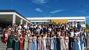 Die Realschule am Bildungszentrum feiert ihre Absolventen: Insgesamt 125 Schülerinnen und Schüler freuen sich über ihren gelungenen ...
