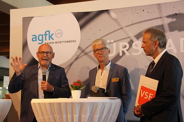 Verkehrsminister Winfried Hermann (links) mit Michael Adler (MItte) und Albert Herristal (rechts) vor der Gründung des AGFK-Fördervereins.