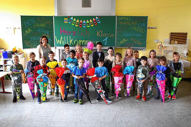 Die neue Klasse 1 der Grundschule Beuren an der Aach am ersten Schultag mit ihrer Klassenlehrerin Susanne Vahl bei ihrer Einschulungsfeier.