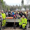 Pflanzlöcher graben und Bäumchen herbeischleppen: Groß und Klein helfen mit bei der Baumpflanzaktion der Gemeinde Hohenfels im Jahr ...