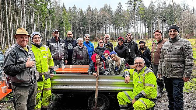 Pflanzlöcher graben und Bäumchen herbeischleppen: Groß und Klein helfen mit bei der Baumpflanzaktion der Gemeinde Hohenfels im Jahr ...