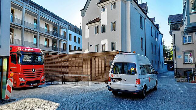 Das Umzugsunternehmen nutzt den linken Eingang vor dem Pflegeheim Zoffingen, während die Malteser die Bewohner zum engen Parkplatz um ...