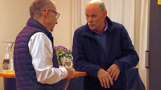In der Diskussion im evangelischen Pfarrhaus, von links: Stefan Boldt und Theodor Ziegler. Bild: Tabea Müller