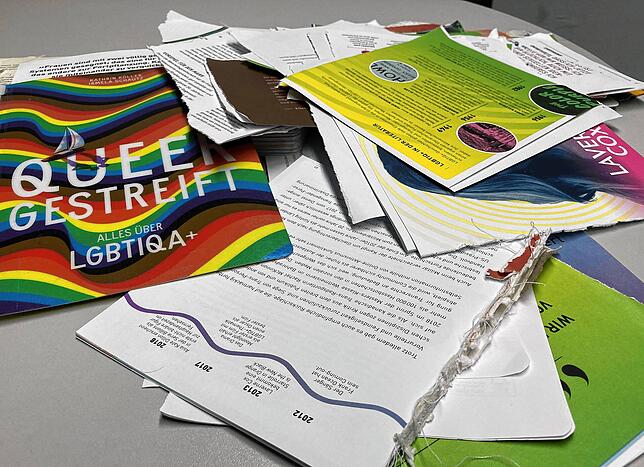 Die Überreste der zerrissenen Bücher hat Volker Fritz immer noch in seinem Büro. „Ich habe Hemmungen, sie zu entsorgen.“