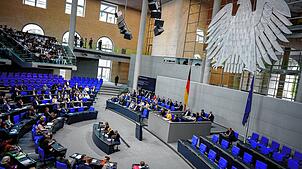 Der Plenarsaal des Bundestags: Einige Mitarbeiter von Abgeordneten haben keinen Dienstausweis mehr und somit keinen freien Zugang zum ...