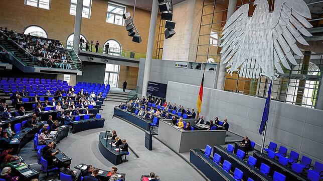 Der Plenarsaal des Bundestags: Einige Mitarbeiter von Abgeordneten haben keinen Dienstausweis mehr und somit keinen freien Zugang zum ...