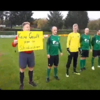 Schiedsrichter Peter Becker zeigt vor der Bezirksliga-Partie (Hochrhein) zwischen dem SV Buch und dem SV Herten ein Plakat mit der ...