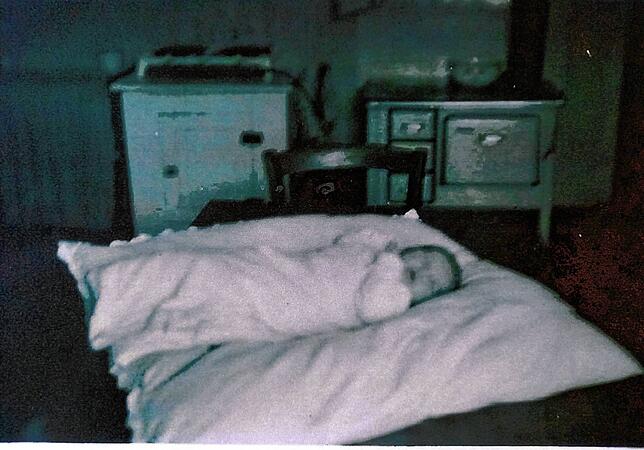 Leserin Beate Höll liegt als Baby eingepackt auf einem Kissen in der Wohnküche in Karlsruhe-Daxlanden im Jahr 1950.
