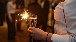 Mit Sekt und Wunderkerze lässt es sich beispielsweise auf das neue Jahr anstoßen. Im Raum Singen, Radolfzell und Stockach ist noch ...
