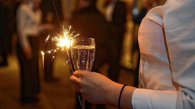 Mit Sekt und Wunderkerze lässt es sich beispielsweise auf das neue Jahr anstoßen. Im Raum Singen, Radolfzell und Stockach ist noch ...