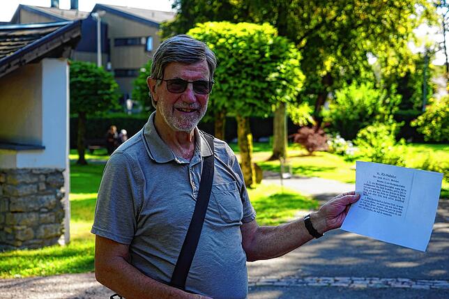 Raimund Walde bei seiner Stadtführung zum Weinbau in Waldshut auf dem evangelischen Friedhof.