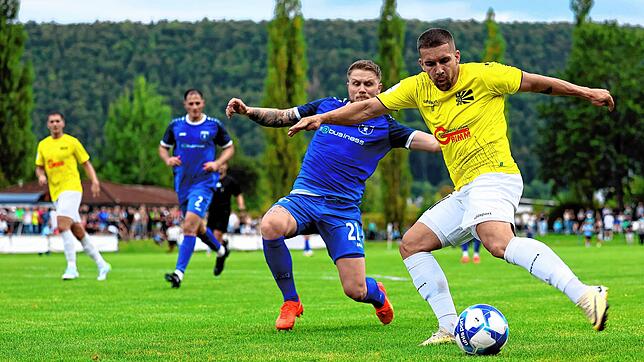 Jonas Brändle (rechts), hier im Zweitrunden-Duell gegen den Landesligisten FV Möhringen, wird dem FC 08 Villingen in Hausen nicht zur ...